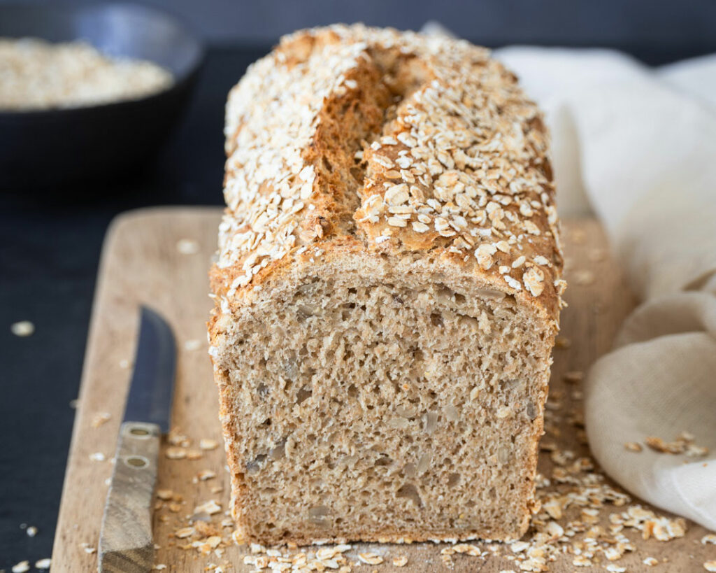 Brot backen mit Haferflocken.