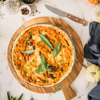 Vegane Kürbis-Quiche mit knusprigem Mürbteig.