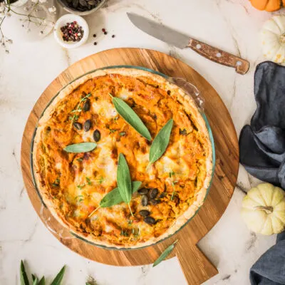 Vegane Kürbis-Quiche mit knusprigem Mürbteig.