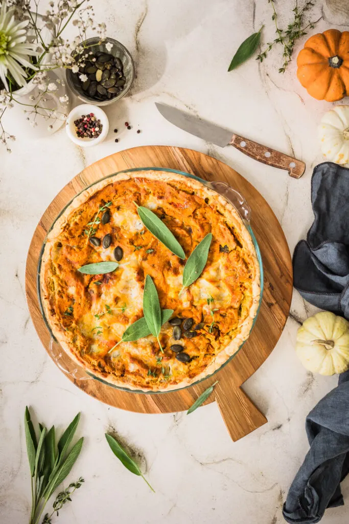 Vegane Kürbis-Quiche mit knusprigem Mürbteig.