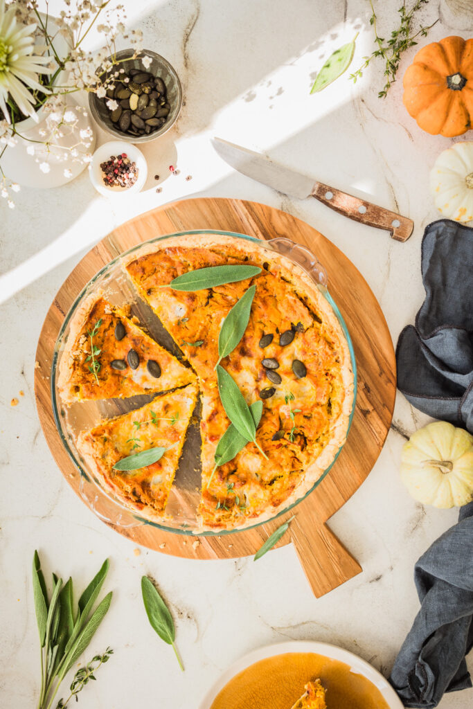 Kürbis-Quiche mit Salbei, Thymian und Kürbiskernen.