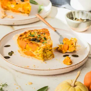 Herbstliche Kürbis-Quiche mit Salbei und Thymian.