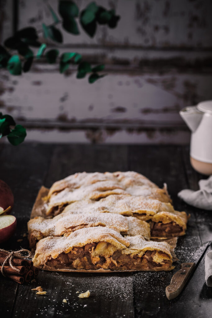 Gedeckter Apfelkuchen vom Blech.