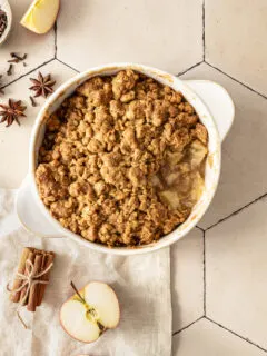 Knuspriges Crumble mit fruchtigen Äpfeln.