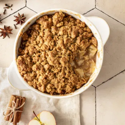 Knuspriges Crumble mit fruchtigen Äpfeln.