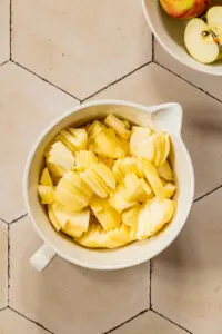 Blättrig geschnittene Äpfel für Apple Crumble.