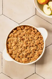 Fertig gebackenes Apfel-Crumble.