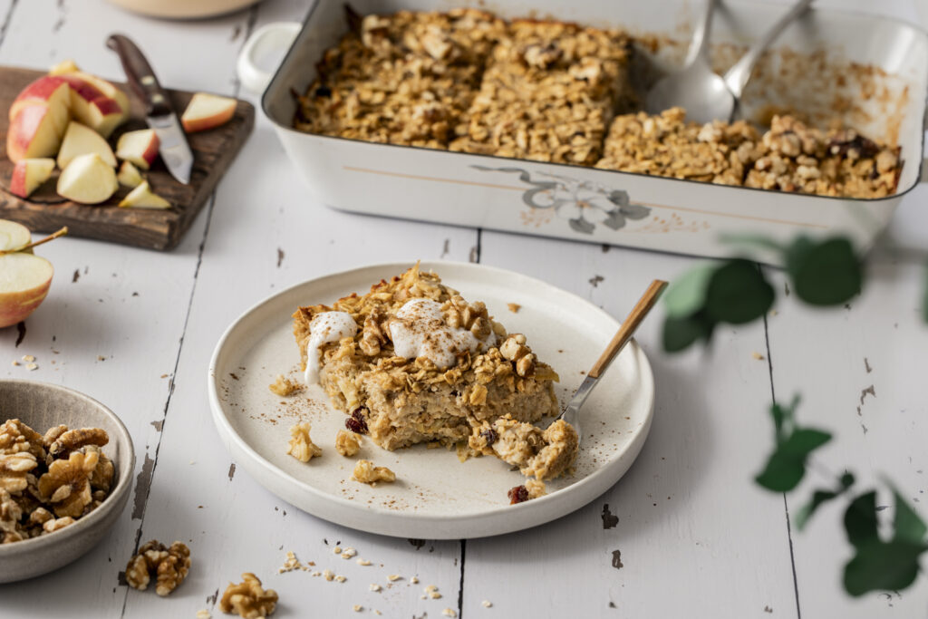 Baked Oatmeal mit Apfel, Zimt und Rosinen.