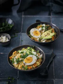 Porridge mit Ei, Avocado, Karotten, Erbsen und Feta.