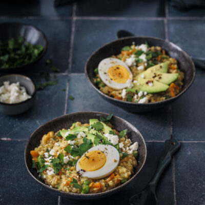 Porridge mit Ei, Avocado, Karotten, Erbsen und Feta.