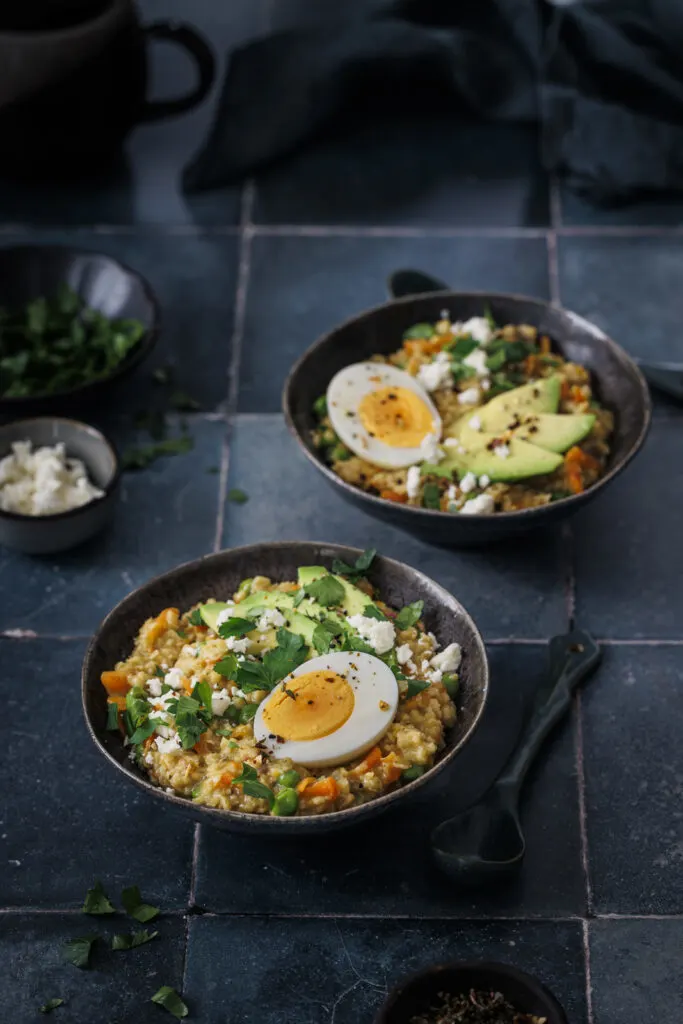 Porridge mit Ei, Avocado, Karotten, Erbsen und Feta.