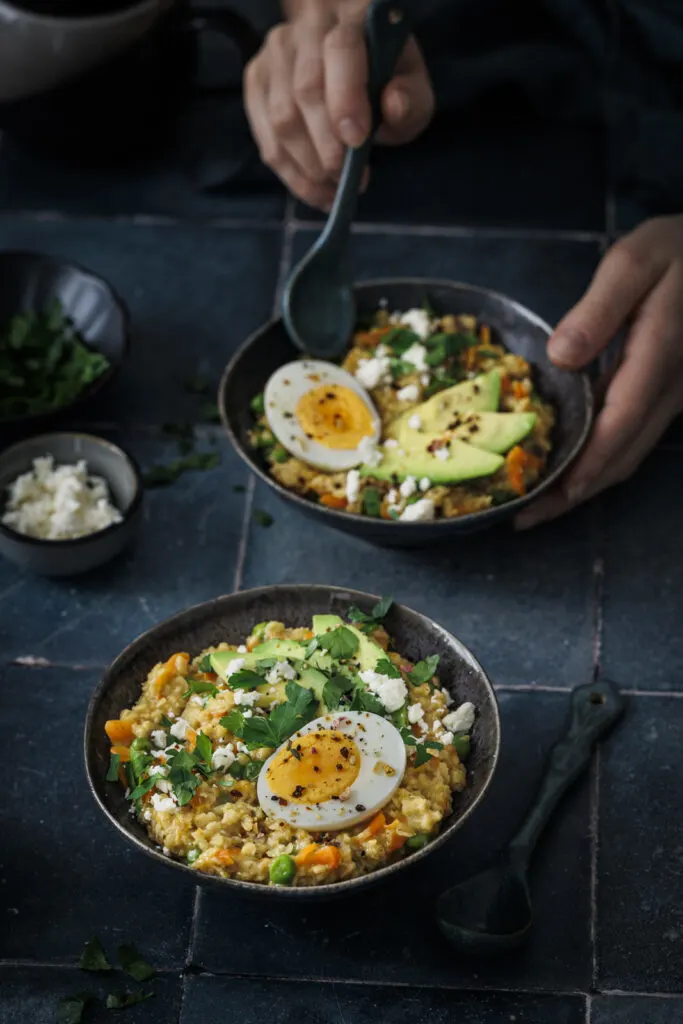 Herzhafter Haferbrei mit Ei und Avocado.