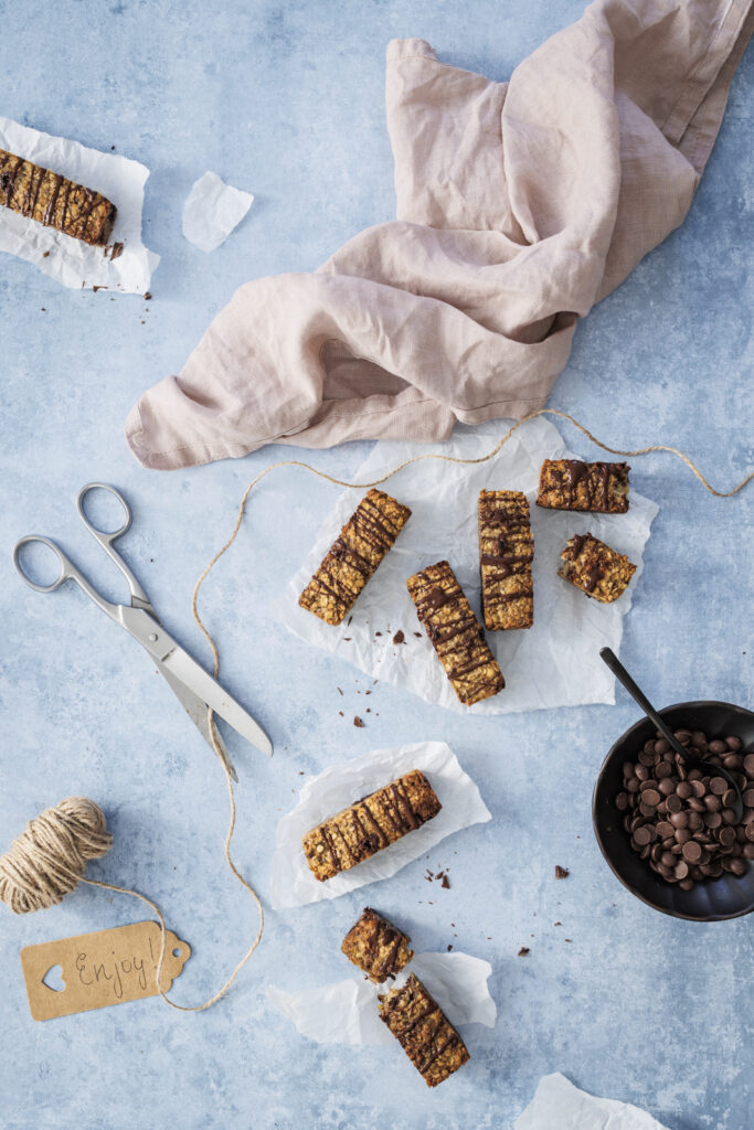 Haferflocken-Riegel mit Banane und Schoko: gesunde Snacks für zwischendurch.