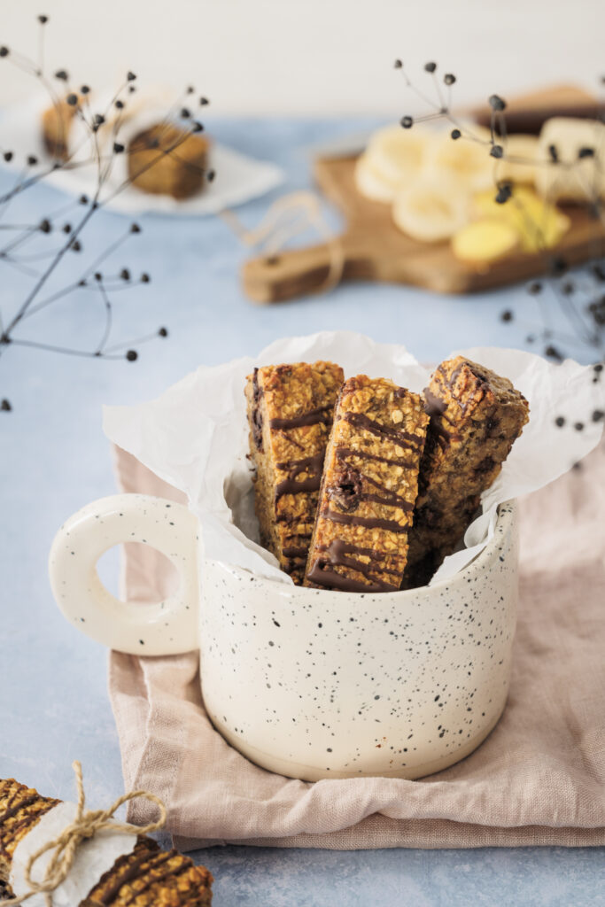 3 Banane-Schoko-Müsliriegel in einer Tasse.