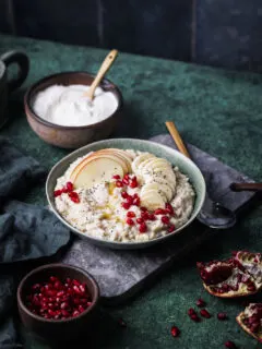 Cremiges Porridge mit Joghurt.