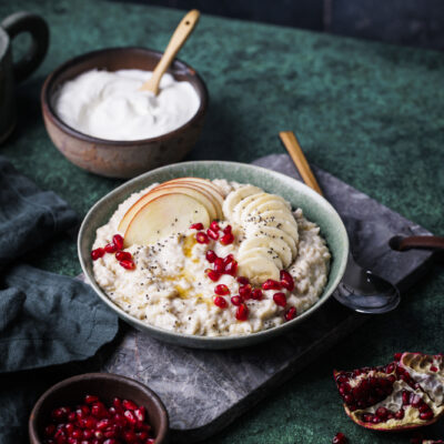 Cremiges Porridge mit Joghurt.