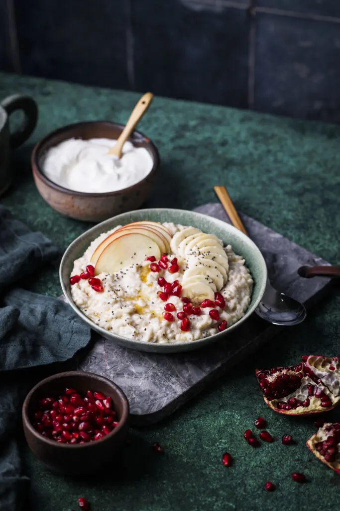 Cremiges Porridge mit Joghurt.