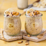 Bananen-Erdnussbutter Overnight Oats von Oats and Crumbs.