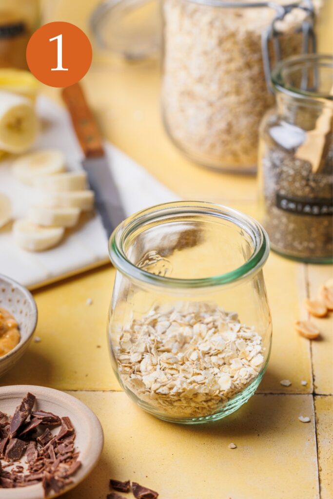 Schritt 1 der Zubereitung von Bananen-Erdnussbutter Overnight Oats.