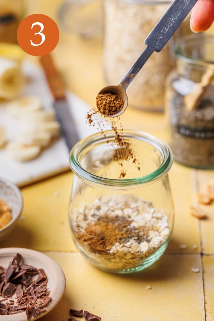 Schritt 3 der Zubereitung von Bananen-Erdnussbutter Overnight Oats.