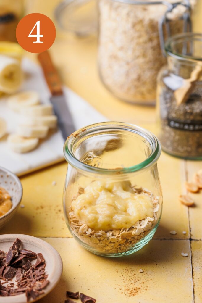 Schritt 4 der Zubereitung von Bananen-Erdnussbutter Overnight Oats.