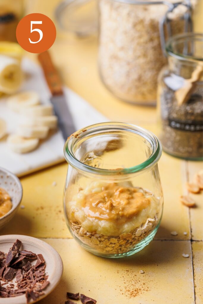 Schritt 5 der Zubereitung von Bananen-Erdnussbutter Overnight Oats.