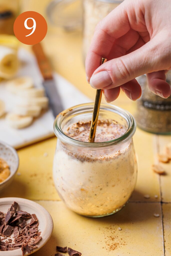 Schritt 9 der Zubereitung von Bananen-Erdnussbutter Overnight Oats.