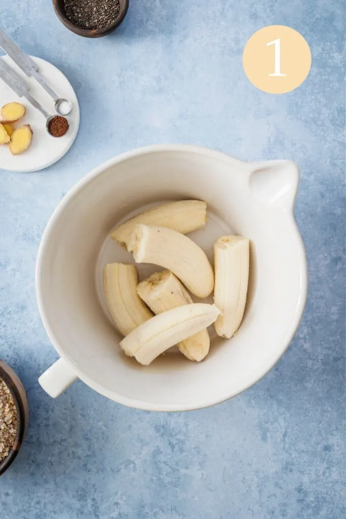 Schritt 1 der Zubereitung von Müsliriegeln: Bananen schälen.