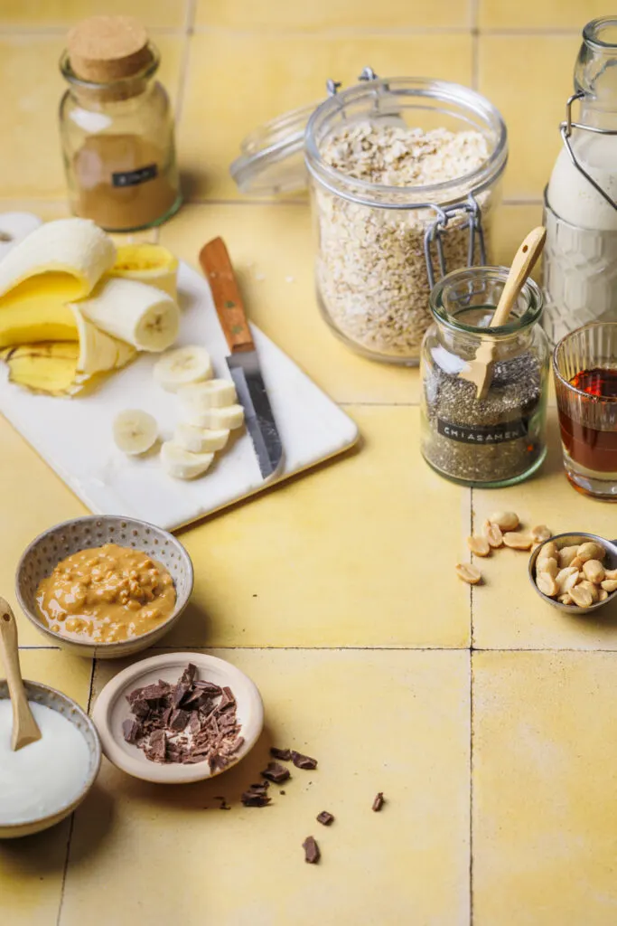 Zutaten für Bananen-Erdnussbutter Overnight Oats.