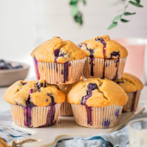 Einfache Muffins ohne Zucker mit Blaubeeren.