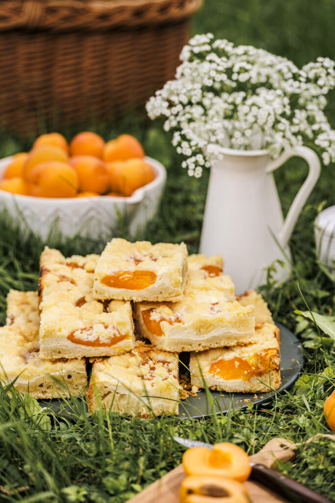 Saftiger Marillenkuchen mit Topfencreme und Streuseln.