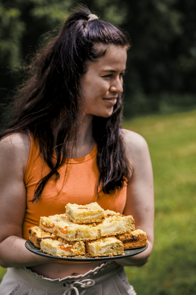 Aprikosenkuchen vom Blech – mit Quark und Streuseln | Oats and Crumbs