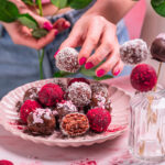 Saftige Red Velvet Cake Bites mit Lupinenmehl und Himbeerpulver.