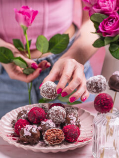 Red Velvet Cake Bites mit Lupinenmehl auf rosa Teller.