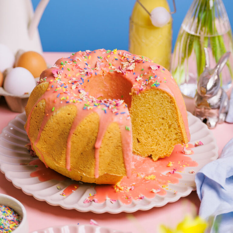 Saftiger Eierlikörkuchen mit Eierlikörglasur und bunten Streuseln.