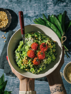 Frühlingsrezept: grünes Bärlauch-Risotto mit karamellisierten Ofen-Tomaten.