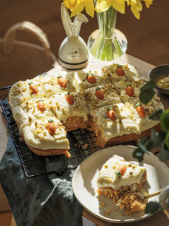 Flaumiger Karottenkuchen für Ostern – mit Cream Cheese Frosting, Pistazien und Marzipankarotten.