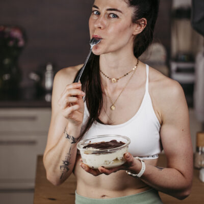 Sarah von Oats and Crumbs mit ihrer Bananenschnitten-Bowl.