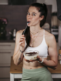 Sarah von Oats and Crumbs mit ihrer Bananenschnitten-Bowl.