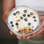 Close-Up von Blueberry Cheesecake Bowl mit sichtbaren Schichten.