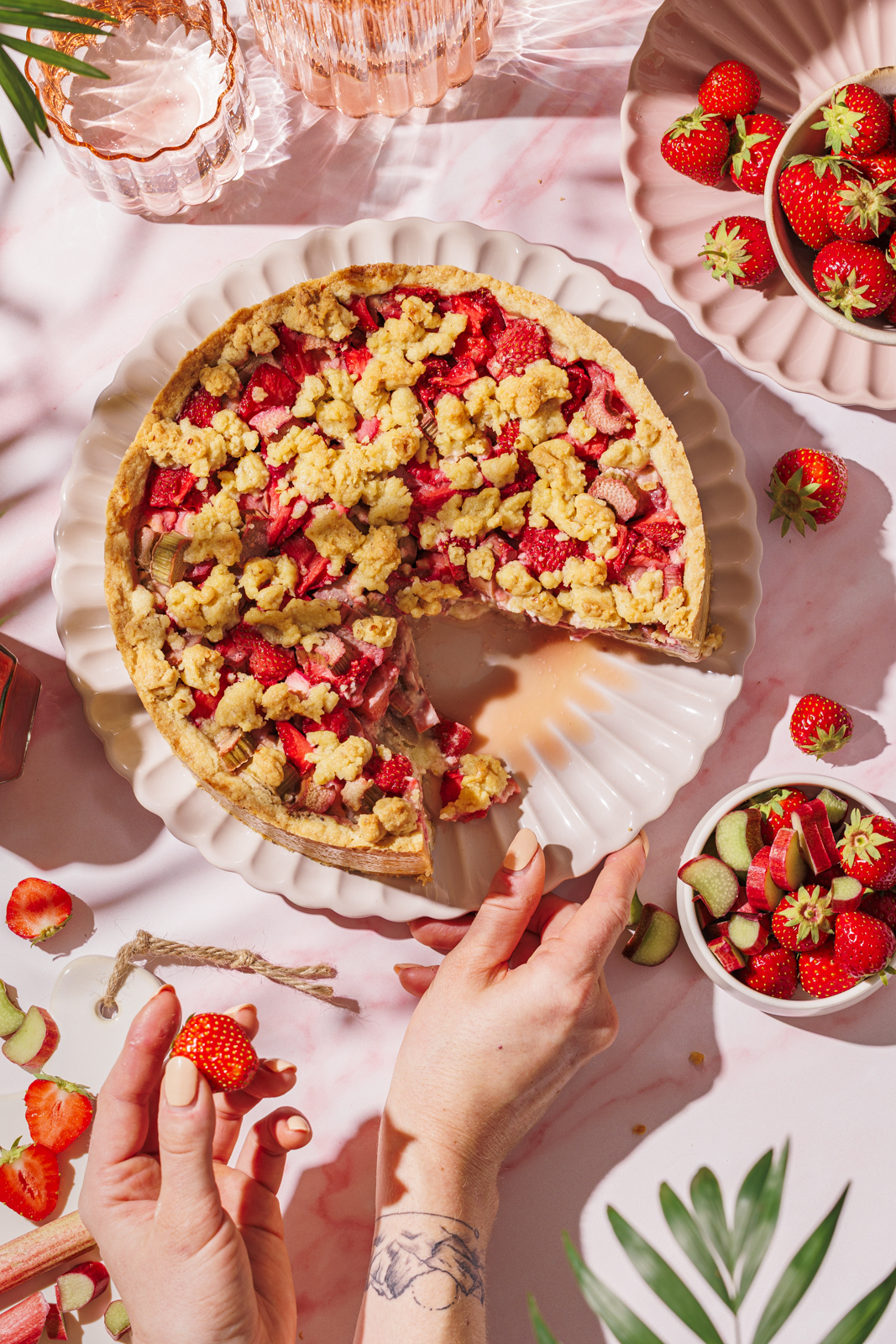 Saftiger Rhabarber-Streuselkuchen mit Erdbeeren und Quark