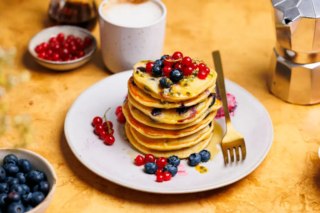 Blaubeer-Protein-Pancakes mit Quark.