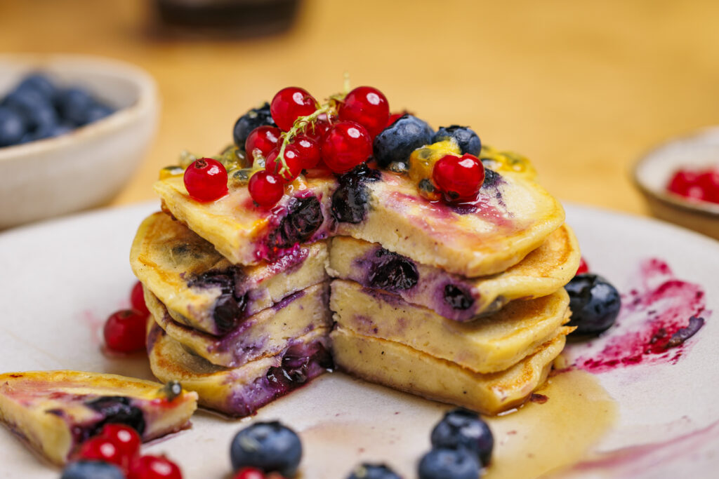 Protein-Pancakes mit Topfen und Heidelbeeren.