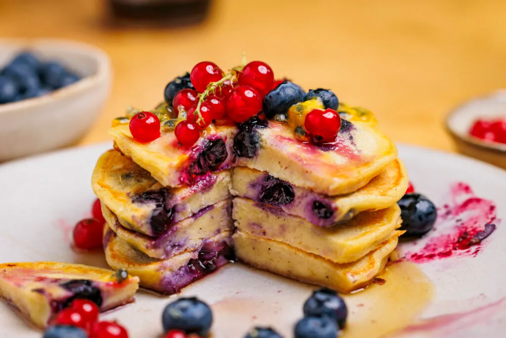 Protein-Pancakes mit Topfen und Heidelbeeren.