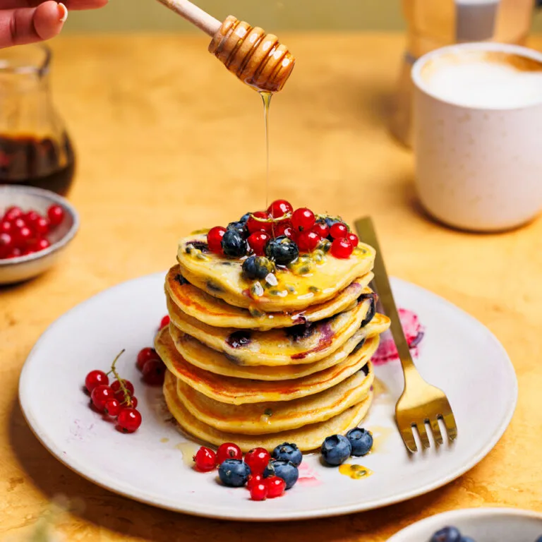 Protein-Pancakes mit Blaubeeren und Quark.