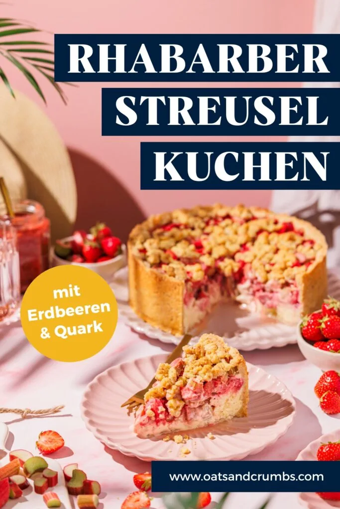 Pinterest-Grafik mit einem Foto von Rhabarber-Streuselkuchen mit Erdbeeren und Quark.