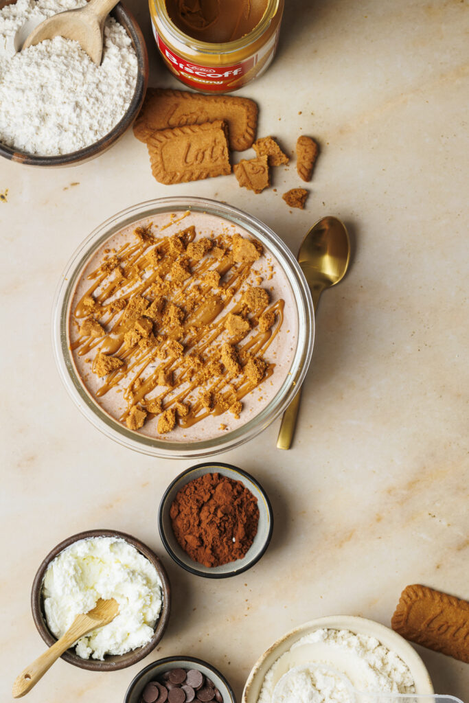 Mealprep-Frühstück aus der Fitnessküche: Schoko-Biscoff Protein-Kuchen-Bowl.