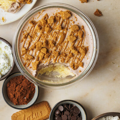 Mealprep-Frühstück: Schoko-Biscoff Protein-Kuchen-Bowl mit Biscoff-Kekse und Biscoff-Creme als Toppings.