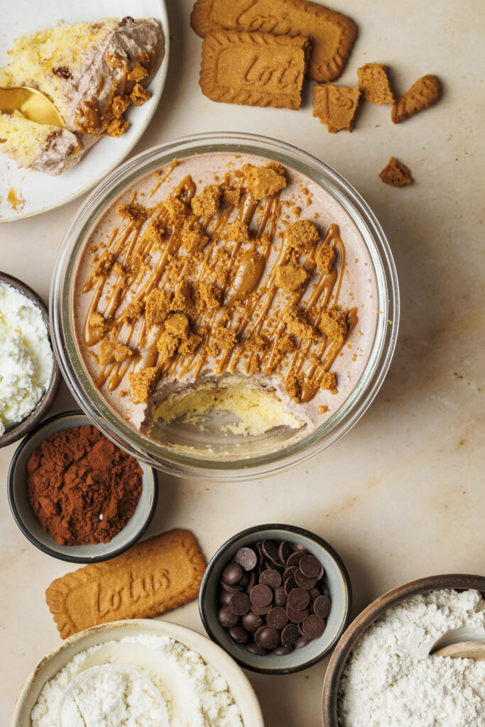 Mealprep-Frühstück: Schoko-Biscoff Protein-Kuchen-Bowl mit Biscoff-Kekse und Biscoff-Creme als Toppings.