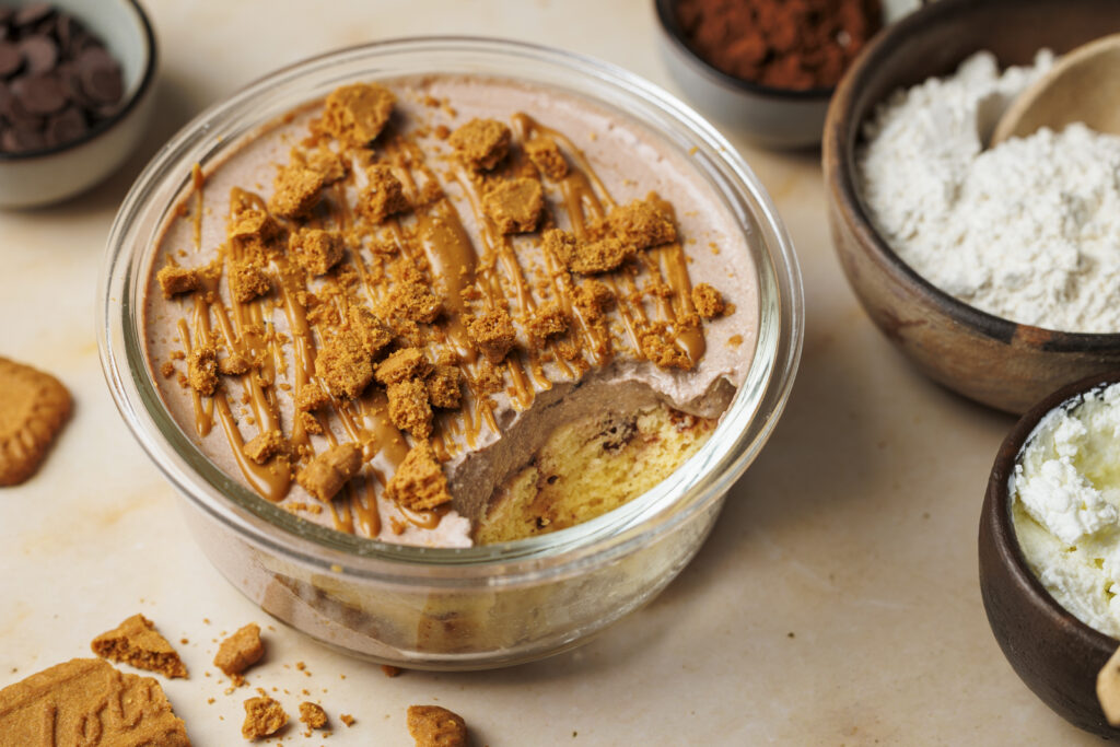 Proteinreiches Frühstück zum Vorbereiten: Schoko-Biscoff-Bowl mit leckerem Topping aus Biscoff-Keks und Biscoff-Creme.